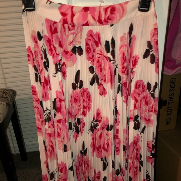 kate spade Dresses & Skirts - NWT Kate Spade pleated rose skirt